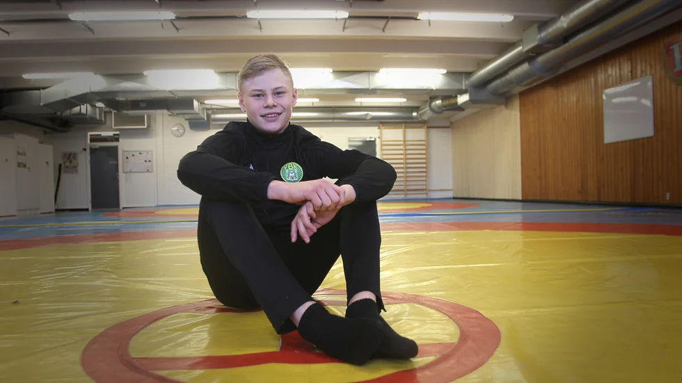 Alexander Gustafsson är 15 år och fyller 16 i sommar. Han började brottas i Flen redan som fyraåring. I dag representerar han Västerås och satsar mot OS.