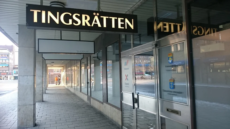 Pojken åtalas för sammanlagt sex brott riktade mot yngre barn. 