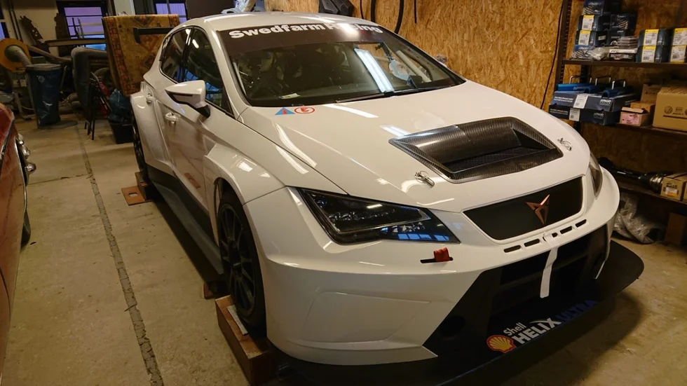 Teamets Seat Cupracer är redo för tävling. Frågan är när de får vara på banan.