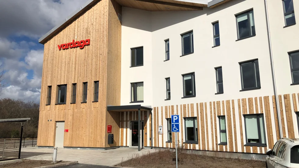 Äldreomsorgsföretaget Vardaga har ett 15-årigt hyreskontrakt för byggnaden som står helt tom i närheten av Förrådsvägen, nära stationen i Knivsta.
