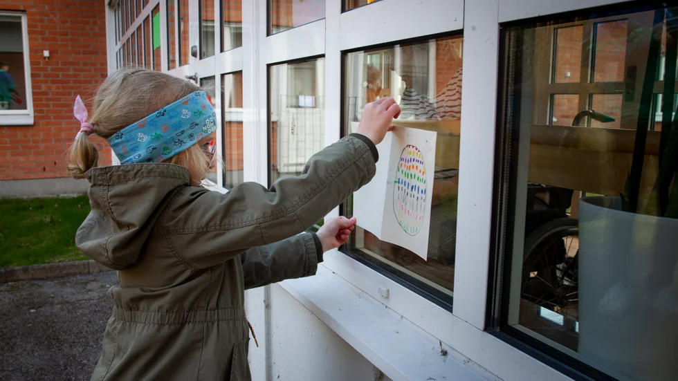 Märta Roslin satte upp sin teckning på fönstret så att de äldre kunde beskåda den inifrån isoleringen.