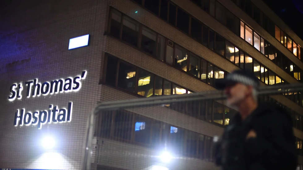 En polis utanför St Thomas' Hospital i London, där premiärminister Boris Johnson vårdas.