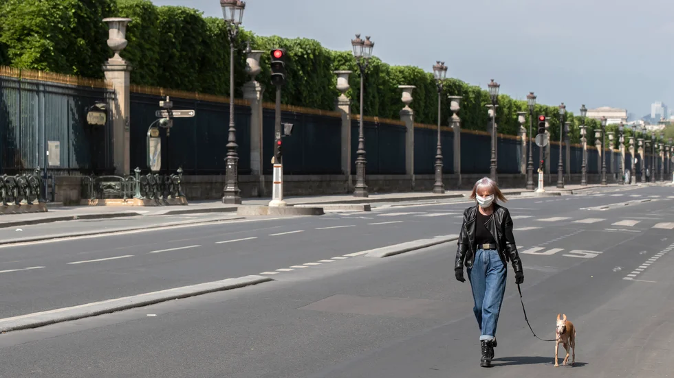 En kvinna rastar hunden i Frankrikes huvudstad Paris. Arkivbild.