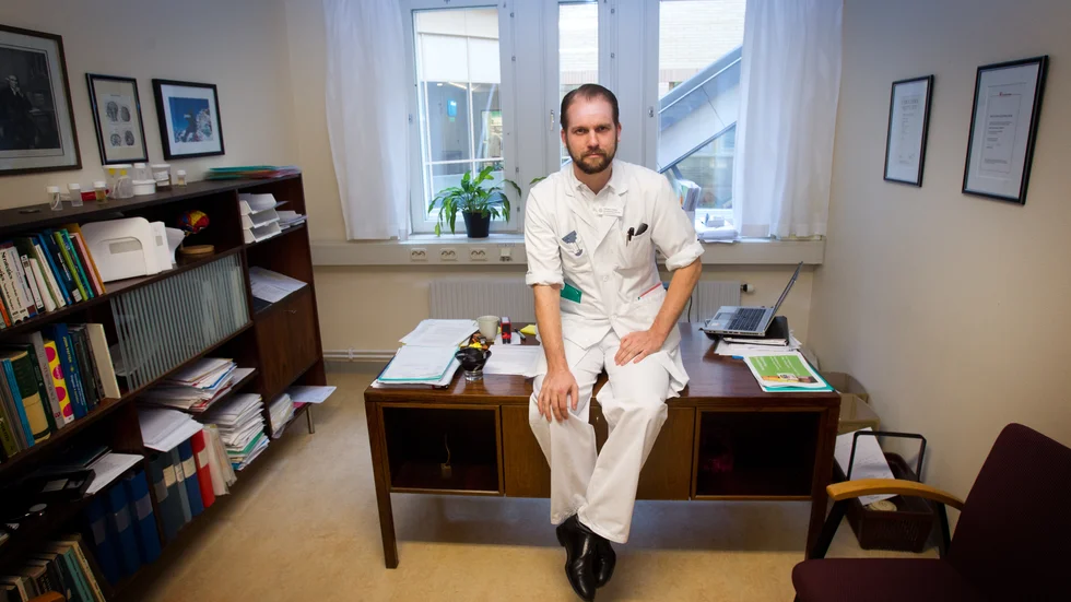 "Utebliven behandling kan leda till full stroke”, säger överläkaren Patrick Vigren om trenden att färre söker vård för strokesymptom i coronatider.