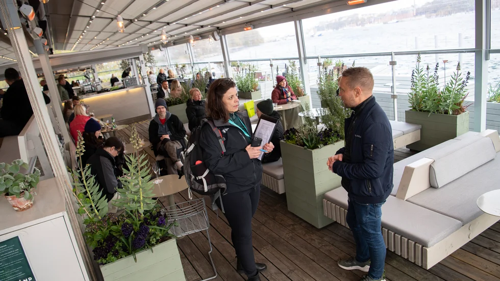 Miljöförvaltningens inspektör Pia Holmström talar med Arto Winter, ägaren till restaurang Mälarpaviljongen. Inspektören kontrollerar att restriktionerna för att motverka spridningen av coronaviruset efterlevs.