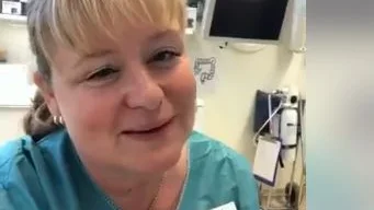 Sjuksköterskan Janica Åkerbäck, med rötterna på Gotland, sjöng för sin bror som var svårt sjuk i covid 19. Den lilla filmen har fått stort spridning på nätet.