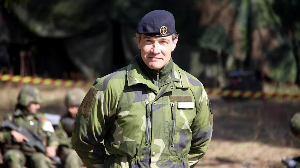 Regementschef överste Johan Axelsson är på plats under den pågående slutövningen för de värnpliktiga på Veckholms skjutfält.