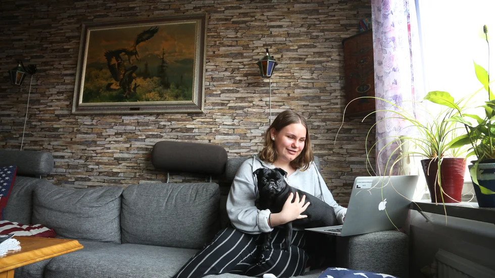 Lovisa Bergklint Cederlund flyttar runt lite i lägenheten när hon pluggar. Ibland sitter hon i soffhörnan och då händer det att hon får sällskap av mopsen Iris.