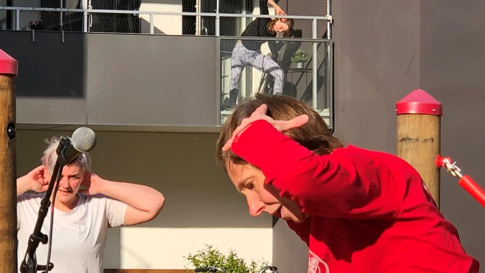 Åsa Klinga leder balkonggympan som lockade många att röra på sig. "Jätteroligt initiativ,  säger Nathalie Flodman som gympar på sin balkong i sällskap med sin baby och sin katt.    