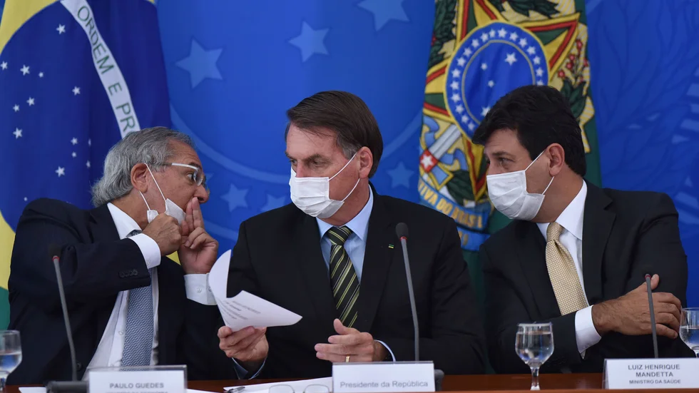 Brasiliens president Jair Bolsonaro och ministrar med munskydd. Bild från i mars.