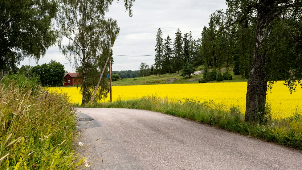 Att inte infria löftet om vägarna vore ett svek mot medborgarna, anser debattörerna.