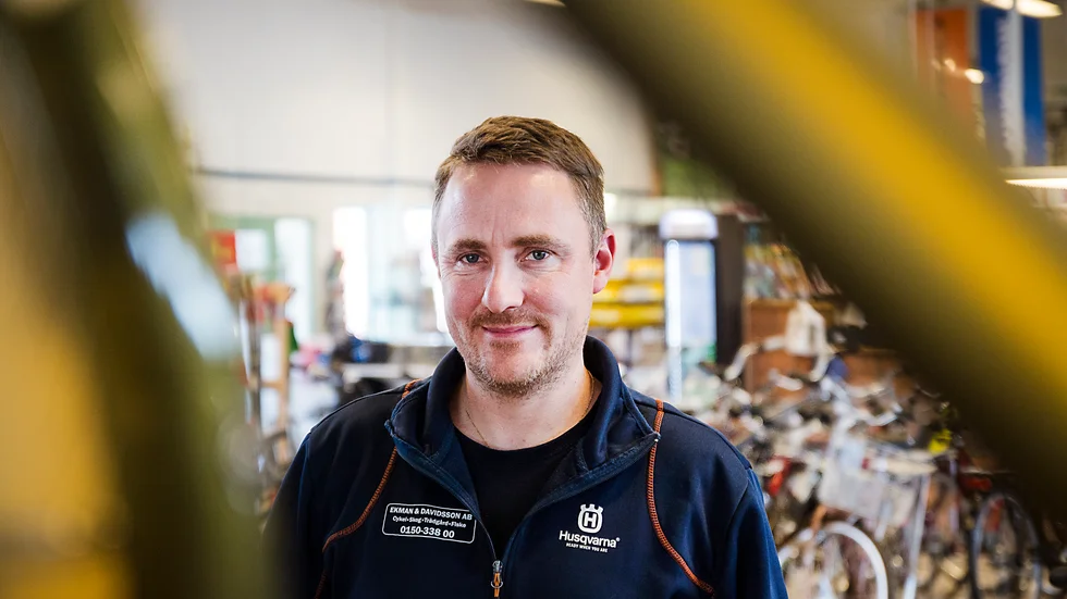 Ralf Karlsson trampar gärna mountainbike på fritiden. På jobbet säljer han allt i cykelväg.