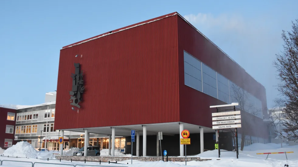 Sporthallen i Kiruna är byggd 1965. Taket i B-hallen har bytts ut. Nu är det A-hallens tur, taket där klarar inte längre av några större mängder snö. 