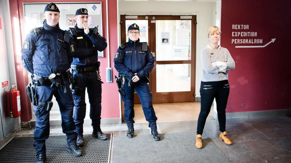 Magdalena Norin tillsammans med områdespoliserna Henrik Englund, Ted Bäck och Pirjo Svegréus. Bilden är tagen vid ett tidigare tillfälle.