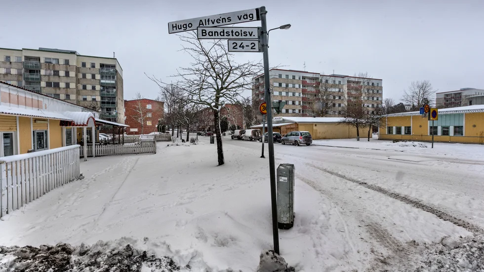 Bandstolsvägen är en av de adresser i Gottsunda-Valsätra där Postnord inte längre levererar paket, ett beslut som varken kommunen eller polisen kände till innan UNT:s rapportering. 
