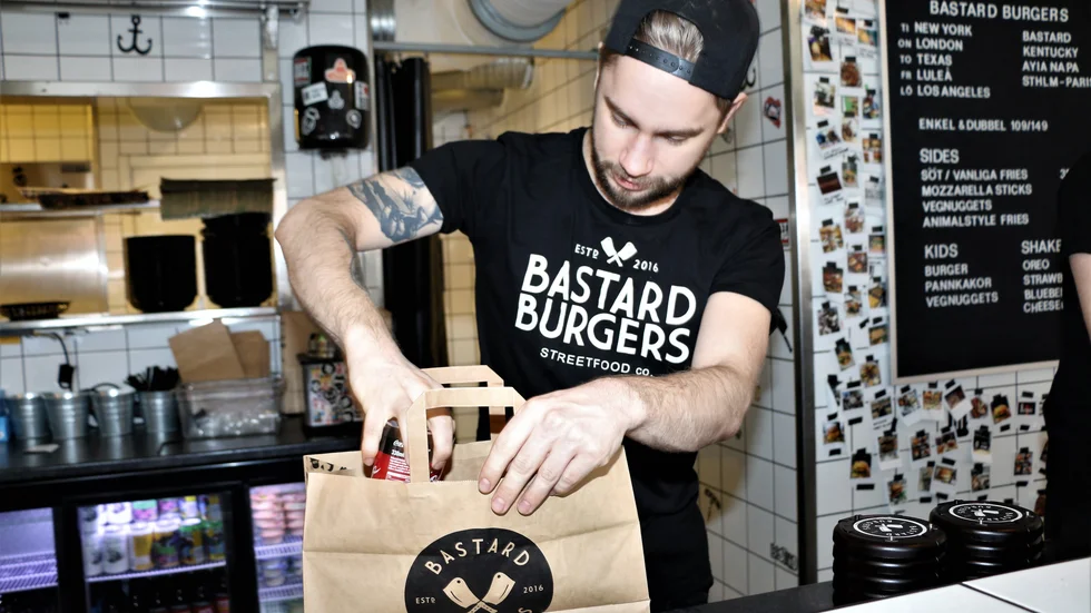 Kocken Mikael Gustavsson vid Bastard burgers har haft fullt upp under helgen med att packa hämtmat.