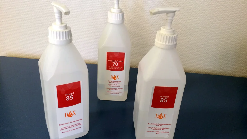 Bristen på handsprit gör avtryck i samhället på olika sätt. Bland annat har Skoogs fått i uppdrag att leverera en större mängd till samhällsbärande funktioner. (Arkivbild)