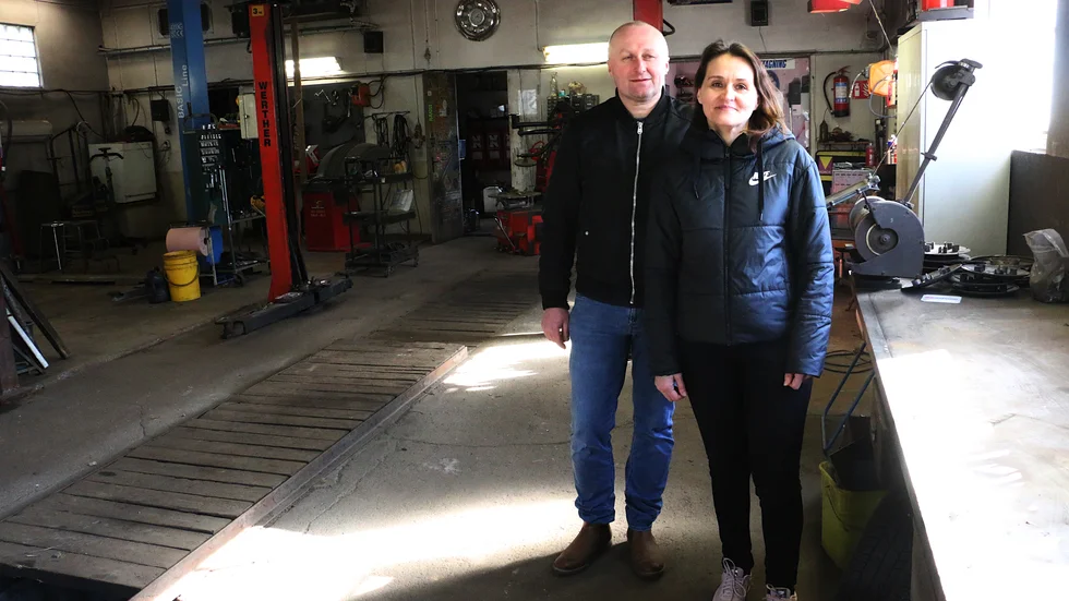 Slawomir och Anna Wazak tar över verkstaden i Järnforsen. Det är en gammal dröm för Slawomir som blir verklighet. Nästa steg blir att flytta till samhället.
