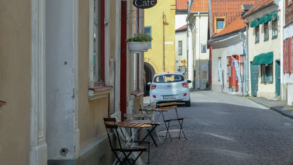 I Visby innerstad finns 276 fastigheter som är byggnadsminnen. Förvanskas eller vanvårdas de kan länsstyrelsen kräva åtgärder, och utkräva vite om beslutet inte följs. Den aktuella fastigheten finns inte med på den här bilden.
