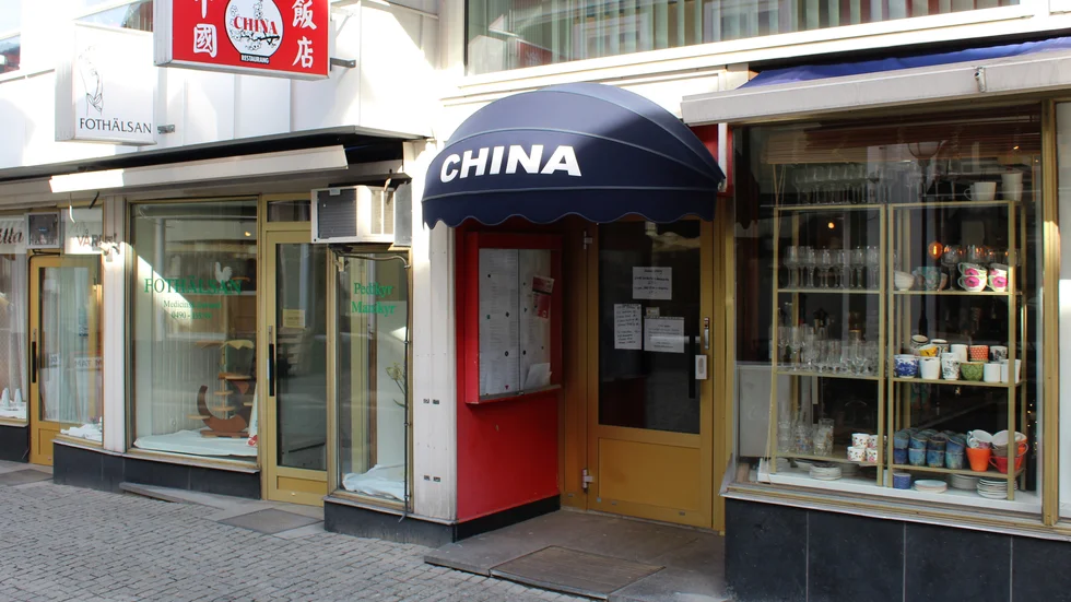 På China Restaurang har ägarna tvingats att ta ner all personal på deltid.