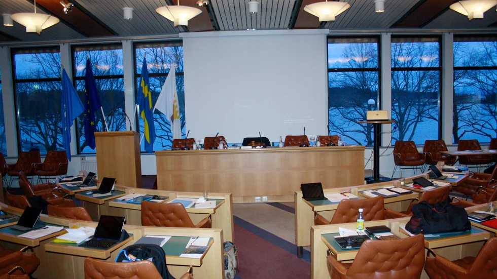 Om valet hade fallit på att tillämpa den nyuppfunna principen om ett minskat antal ledamöter i fullmäktige hade den ordinarie lokalen kunnat användas. 
