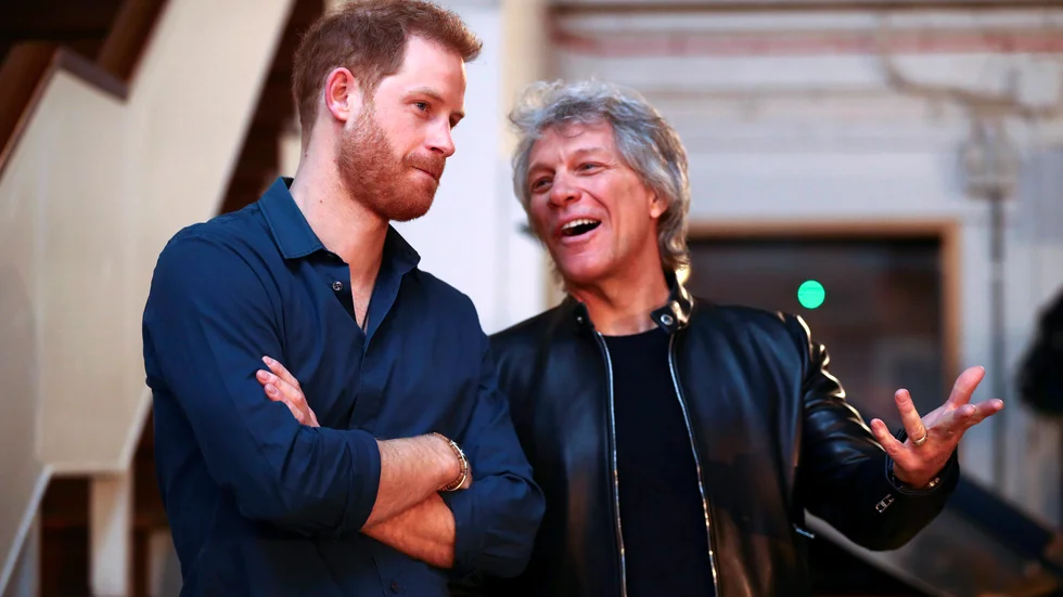 Prins Harry och Jon Bon Jovi har spelat in en låt tillsammans. Bilden är från när de möttes i anrika Abbey Road studios i London i februari.