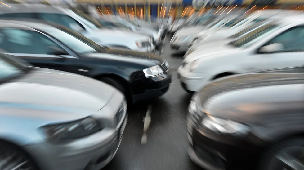Det är för trångt på Coops parkering i Eskilstuna, skriver "Pensionär". Bilden är inte från den aktuella parkeringen.