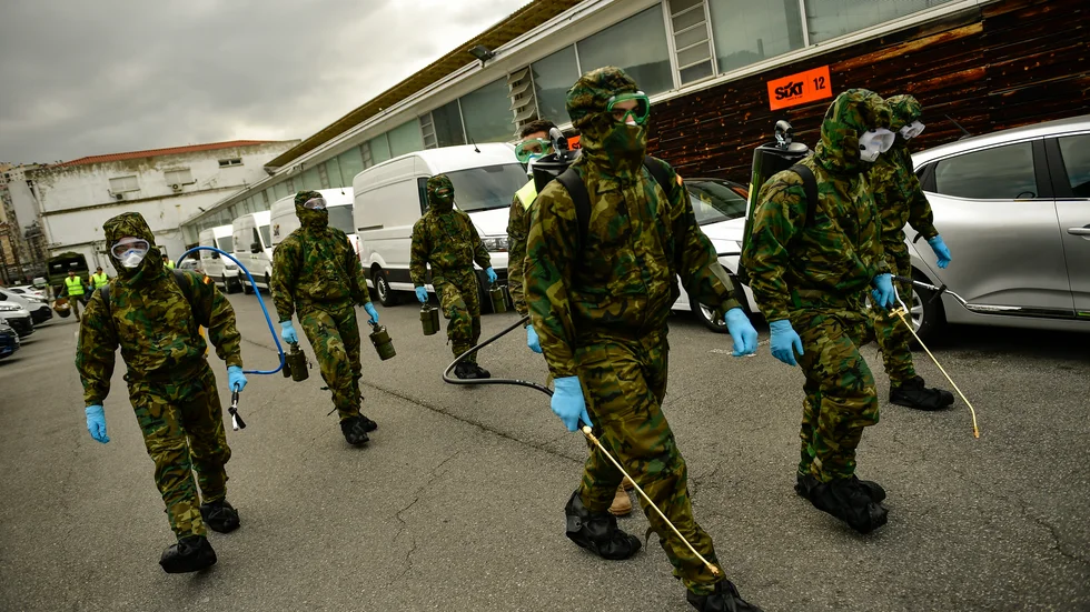Spansk militär desinficerar områden med syfte att bromsa spridningen av coronaviruset.