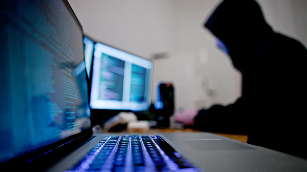 Administratören har läst i 110 personers journaler utan att ha en vårdrelation till personerna. Vissa av de drabbade ska administratören varit bekant med och andra ska ha varit okända för kvinnan.