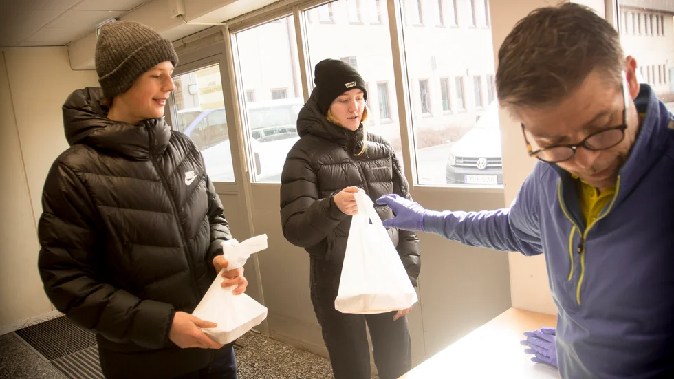 Carl Liljencrantz och Fanny Käll var bland de första att ta emot varsin lunchlåda av Claes Hultman.