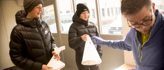Lågt elevtryck första ”takeaway”-dagen