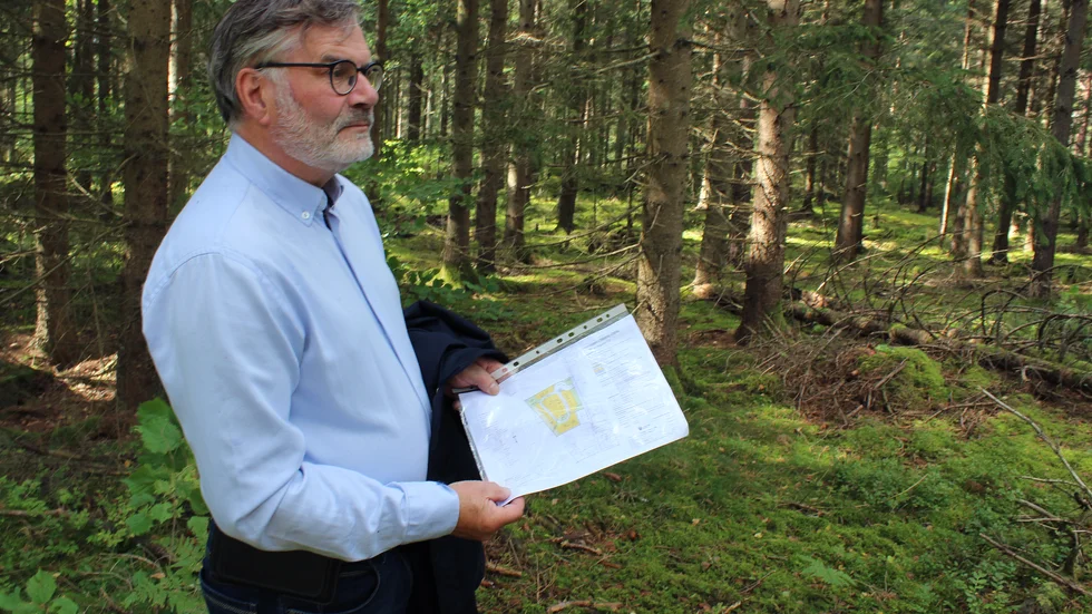 Roine Henrysson är lantbrukare på Stora Ingebo. Nu ska en del av hans skog förvandlas till villaområde.