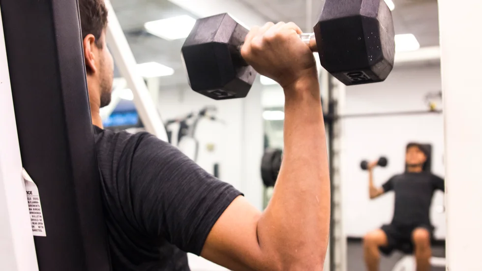 Det är främst företag som stödpaketet vänder sig till. Men även personer med gymkort på simhallen kan få det pausat.