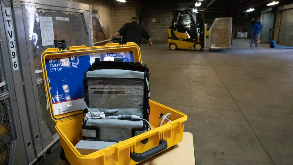 En respirator visas upp under en presskonferens i New York. Staden är en av dem som varnat för brist på medicinsk utrustning, bland annat just respiratorer.