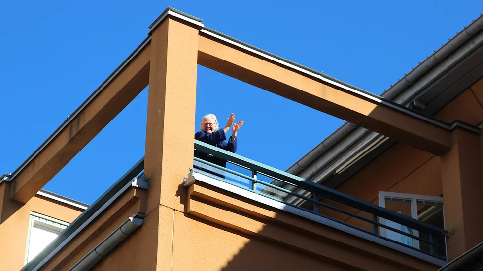 Ninni Bure är en av alla som applåderar för vårdpersonalen i huset. Hon har självmant varit i karantän en månad. 
"Jag är lyckligt lottad som har en balkong", säger hon. 