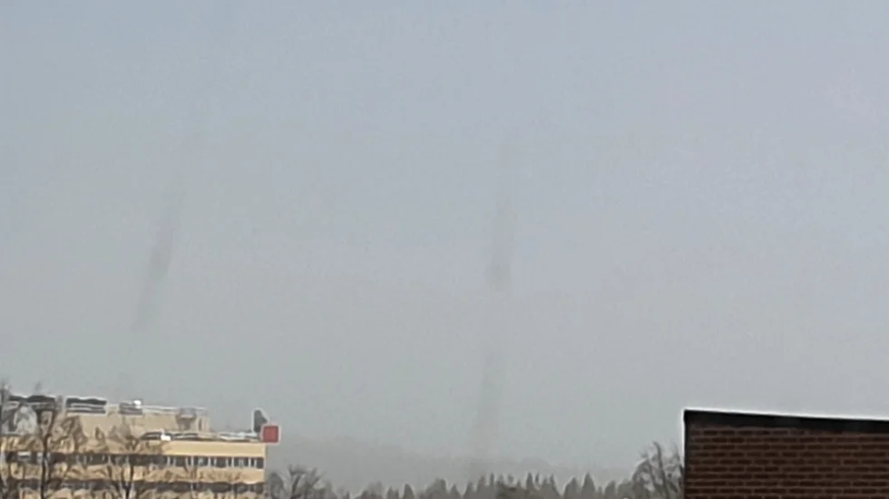 Damm från Aitikgruvan drog in över samhället. Här ses sjukhuset och skogen bakom som i ett dis.