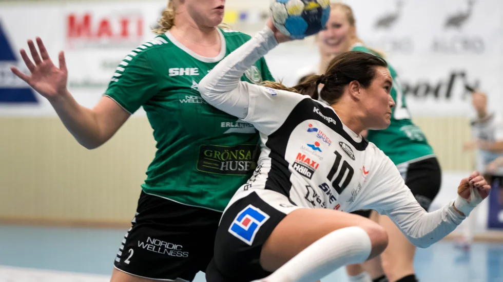 Hannah Grytegård, i vitt, och hennes VästeråsIrsta har fått en gåva på 100|000 kronor av en 96-årig supporter. Arkivbild.