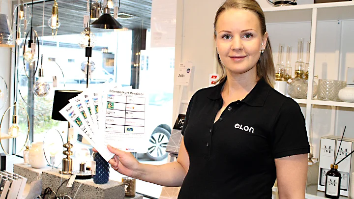 Tina Dahl på Elon-butiken i Vingåker tog initiativet till stämpelkorten. 