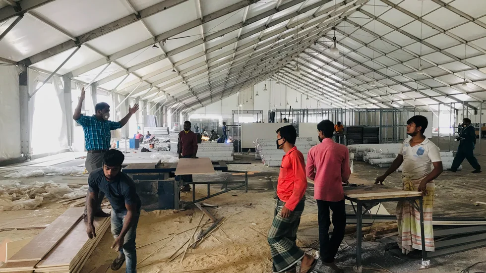 På bilden från den 21 april uppförs en provisorisk avdelning för vård av covid-19-patienter i Dhaka.