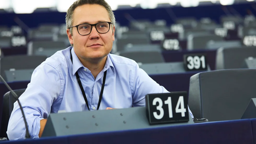 Johan Danielsson är ledamot i Europaparlamentet för Socialdemokraterna. Han anser att det är "oacceptabelt" att jordbruksnäringen får så stort EU-stöd men ändå ofta erbjuder "urusla" arbetsvillkor. 