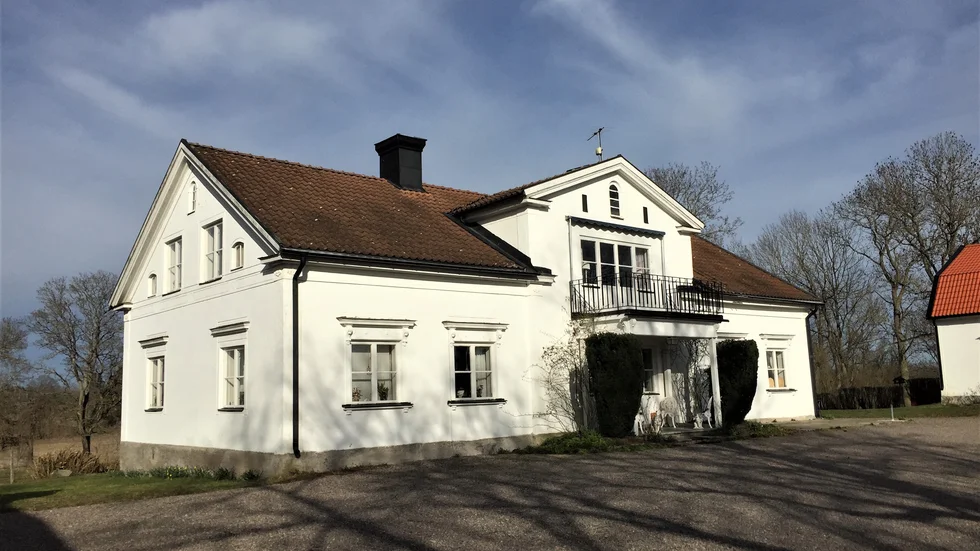 På uppdrag av friherre Carl Banér uppfördes Mauritzholms karaktärsbyggnad 1845-46 av byggmästaren Abraham Nyström från Kristberg vid Borensberg.