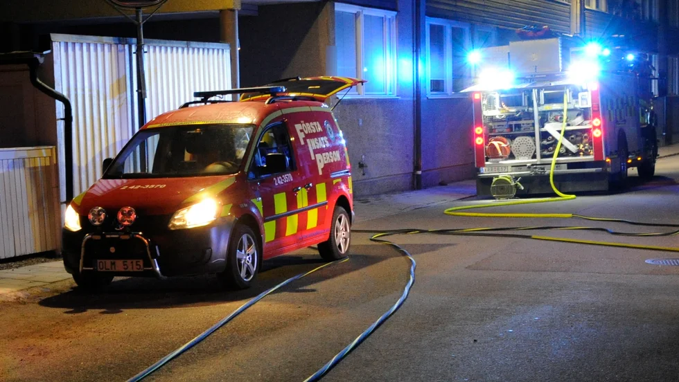 Räddningstjänsten larmades till en brand i ett flerfamiljshus under natten.