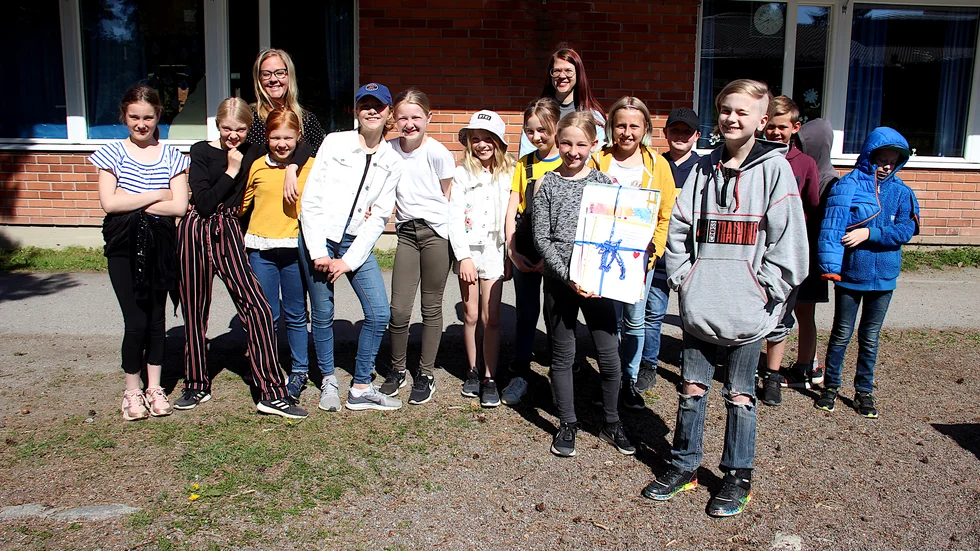 Klass 4 på Lillkyrkaskolan gör sig redo för att gå i väg med mot Trögdshemmet med sin tipspromenad.