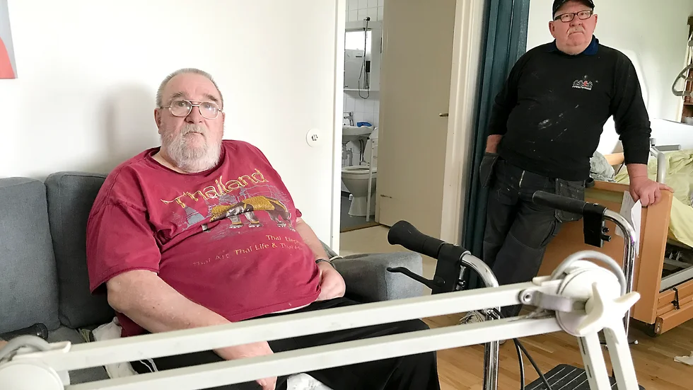 Gösta Lindh är både ledsen och arg. Han vill hyra en elrullstol för att kunna ta sig ut. Carl-Erik Mokvist bor granne och försöker att hjälpa Gösta Lindh.