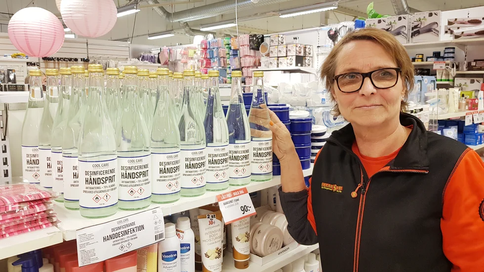 Dollarstores butikschef Yvonne Brandebo anser att det är vuxna som ska köpa handsprit. "Det lilla vi kan hjälpa gör vi", säger hon.