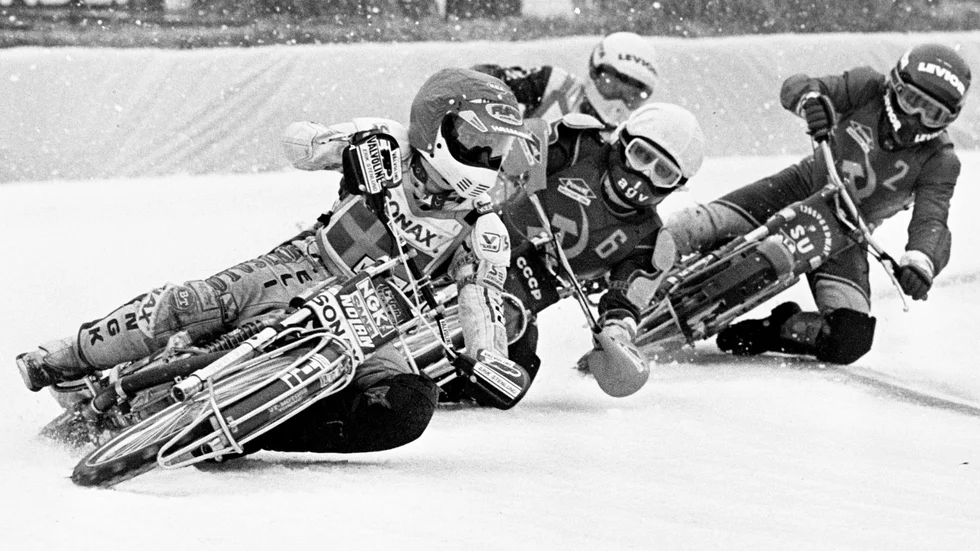 Erik Stenlund i täten i av heaten i VM-finalen i Eindhoven 1988. Här tog han sin andra (och sista) individuella VM-titel i isracing. Den första kom fyra år tidigare när han besegrade sovjeten Vladimir Suchov på dennes hemmaplan i Moskva.