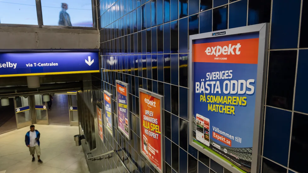 Spelreklam i tunnelbanan i Stockholm, 2019. Konsumentverket har granskat 187 annonser i tidningar, podcasts, tv, sociala medier och internetsidor i övrigt. Arkivbild.