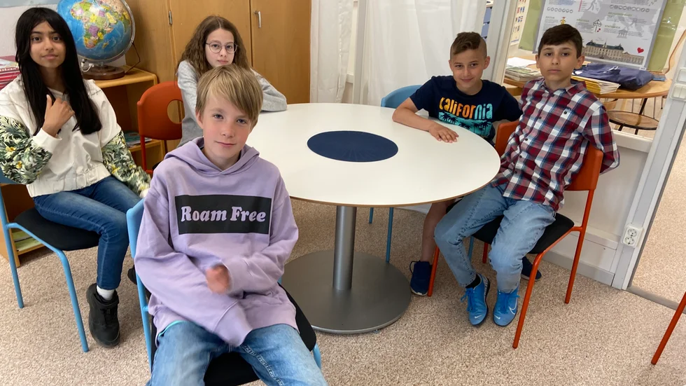 Okko Koivistoinen, längst fram, Rozhin Mohammad, till vänster, Stella-Polet Bagiopoulou, Abdullah Abualila och Osama Taha har många tanklar och funderingar kring coronapandemin.  