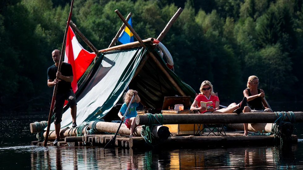 Att bygga sin egen timmerflotte och sedan färdas med den längs med Klarälven är ett rofyllt äventyr.