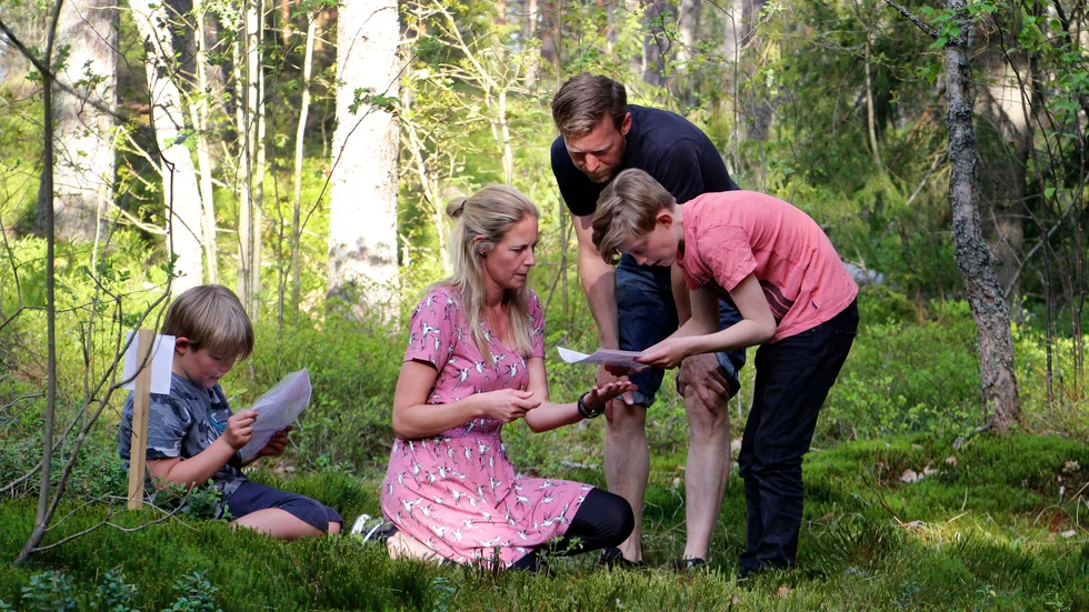 Med koll på kartan. Mamma Ina Dingsten och pappa Pär Nordberg söker tillsammans med barnen Uno och Odd bästa och smidigaste vägen till nästa kontroll i premiärupplagan av Naturpasset i Söderköping.

